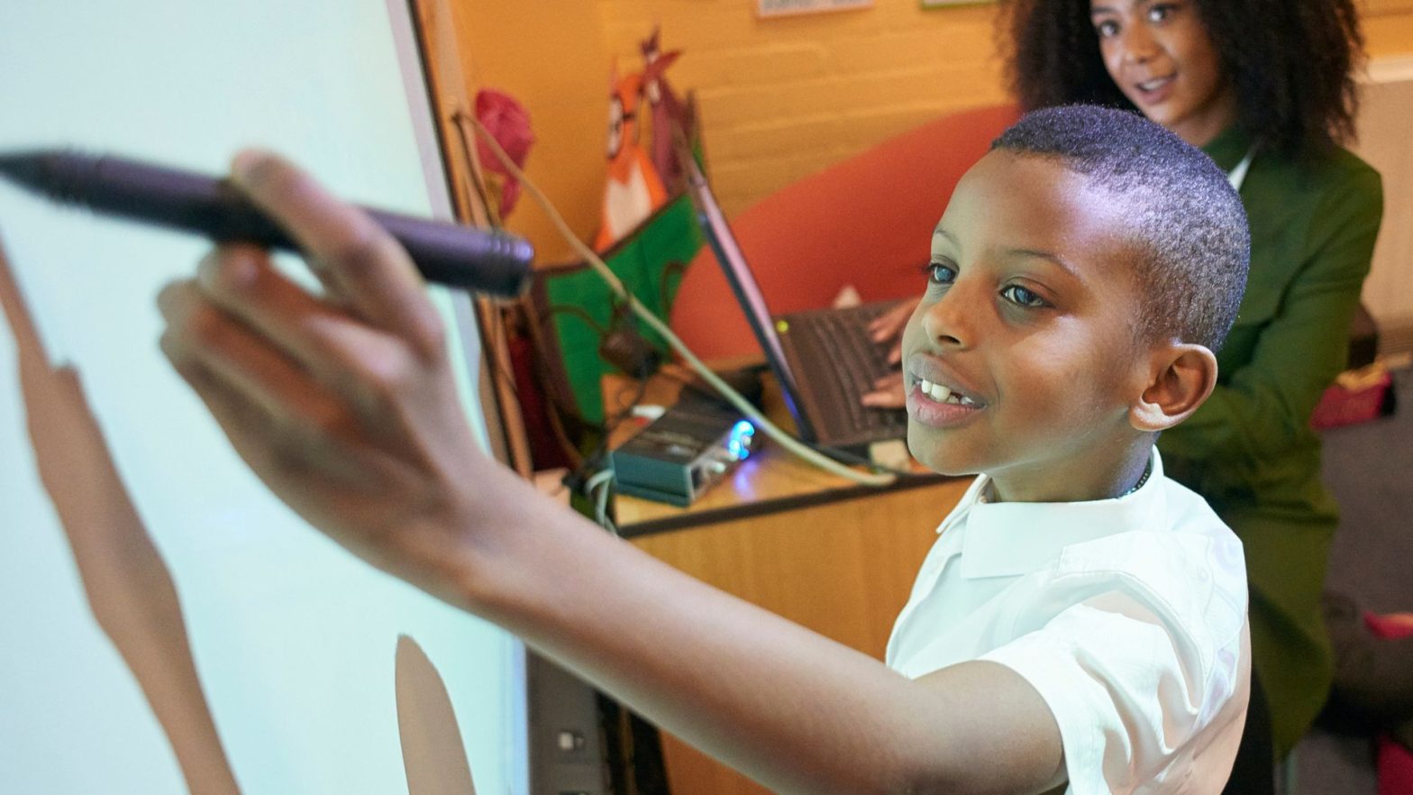 10 Key Benefits of Integrating Interactive Whiteboards in Your School