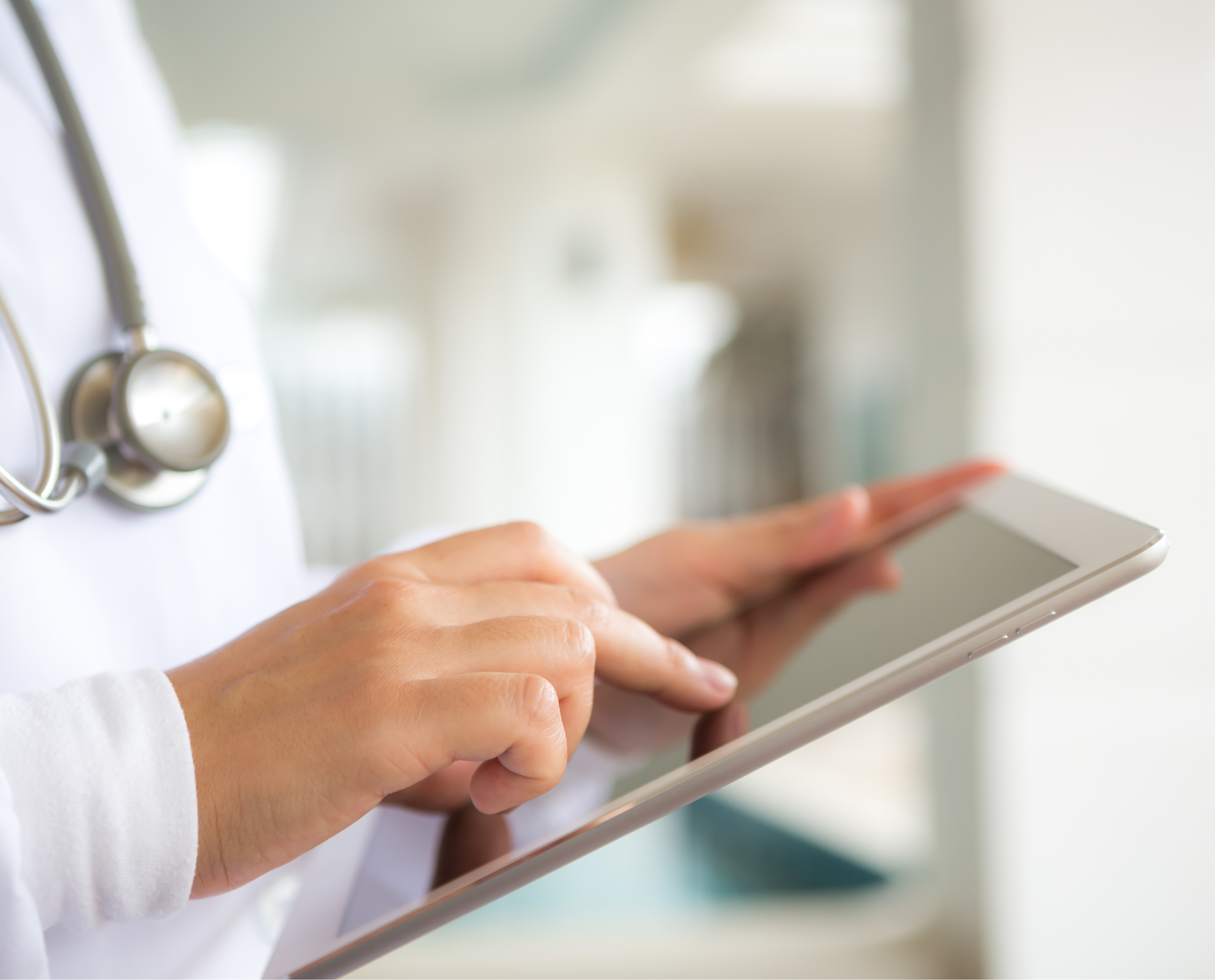 doctors_hands_using_tablet